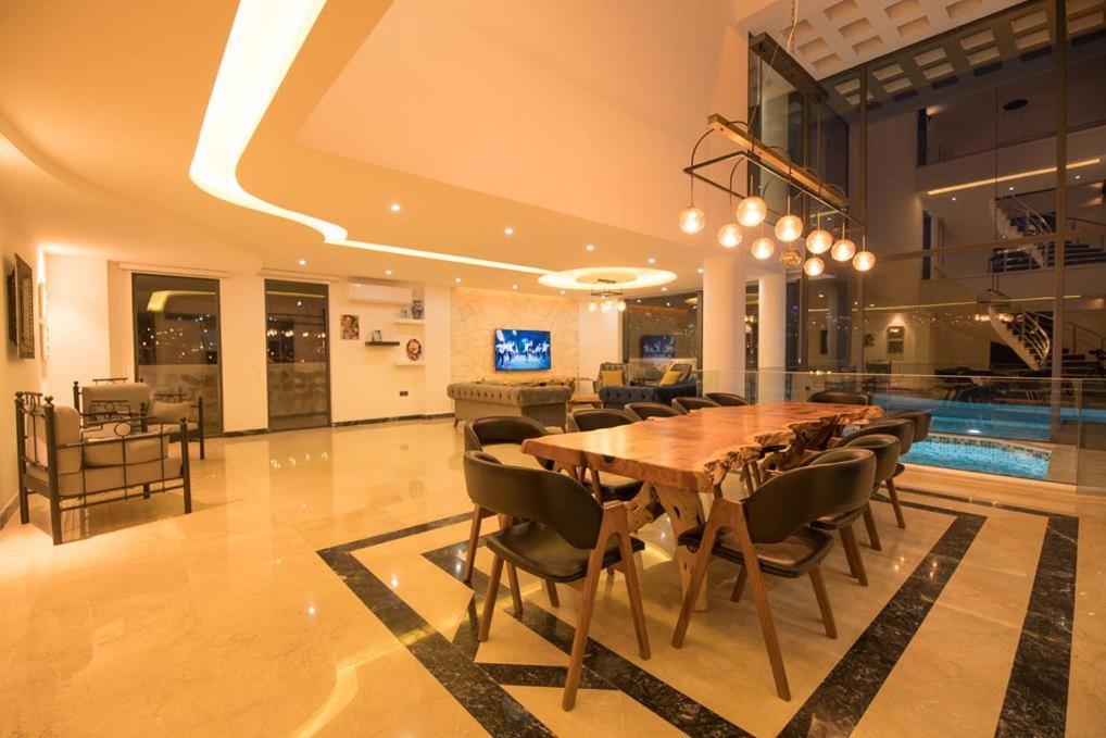 Villa Unlimited 2 Luxury 6 Bedroom Villa คาช ภายนอก รูปภาพ
